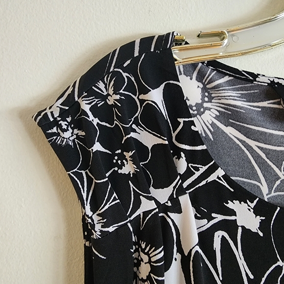 Fun Floral Dress - Picture 4 of 7